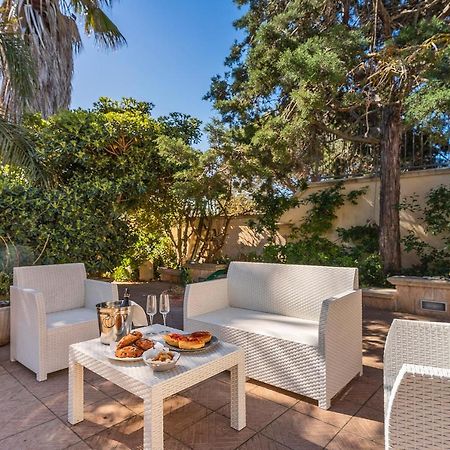 Garden View Near The Sea Bed and Breakfast Lecce Exteriör bild