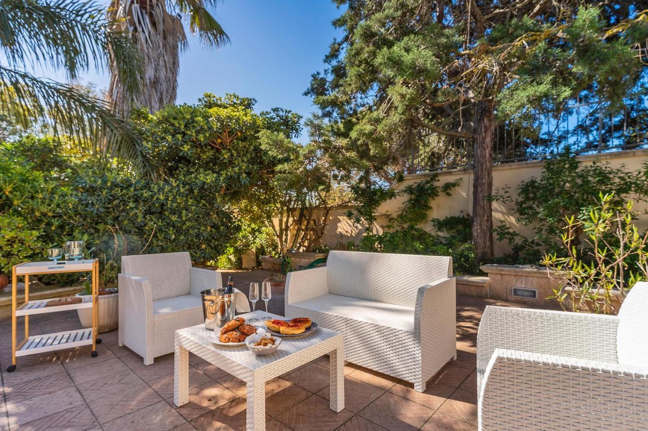 Garden View Near The Sea Bed and Breakfast Lecce Exteriör bild